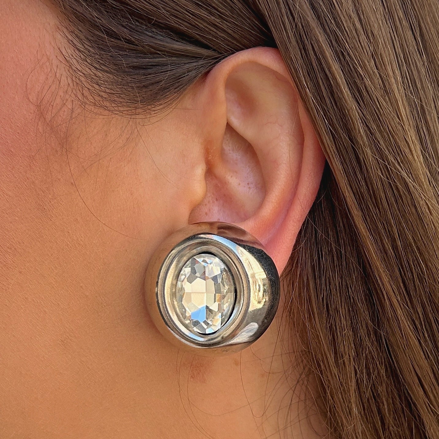 Boucles Rainball Diamond Silver Francine Bramli Paris avec cristal facetté transparent et monture argentée brillante.