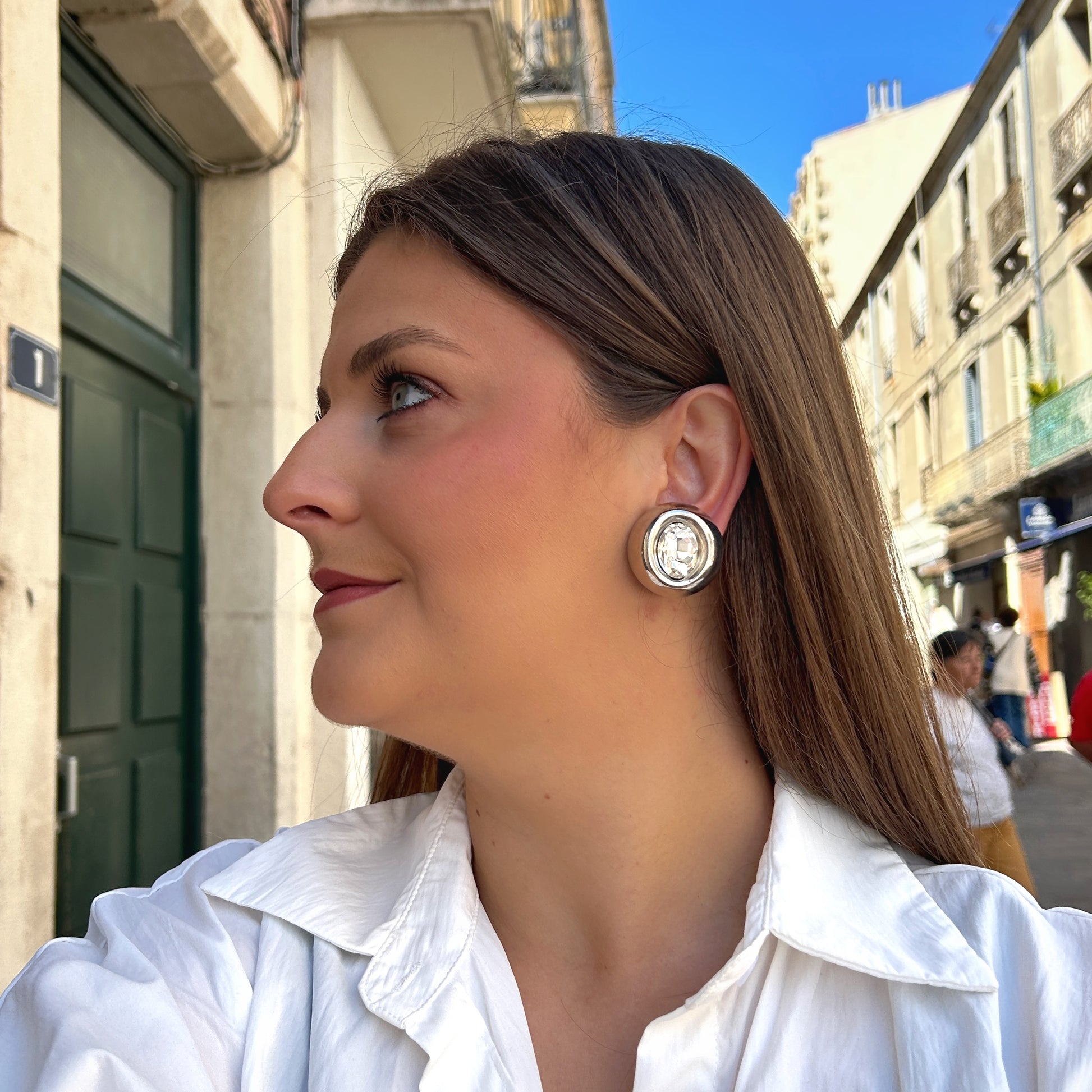 Boucles Rainball Diamond Silver Francine Bramli Paris avec cristal facetté transparent et monture argentée brillante.
