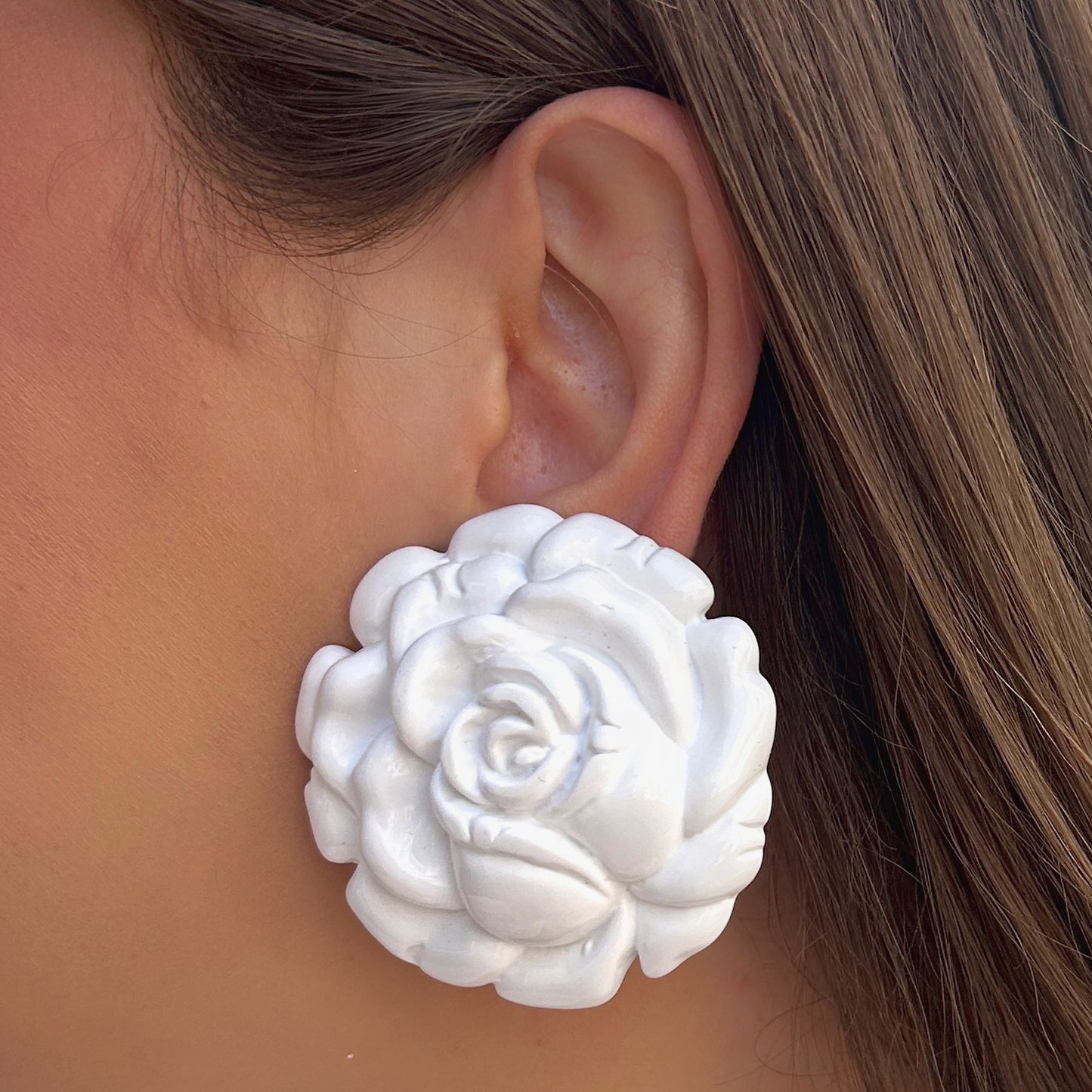 Boucles Rainball Fleur Blanche Francine Bramli Paris en forme de rose blanche sculptée XXL
