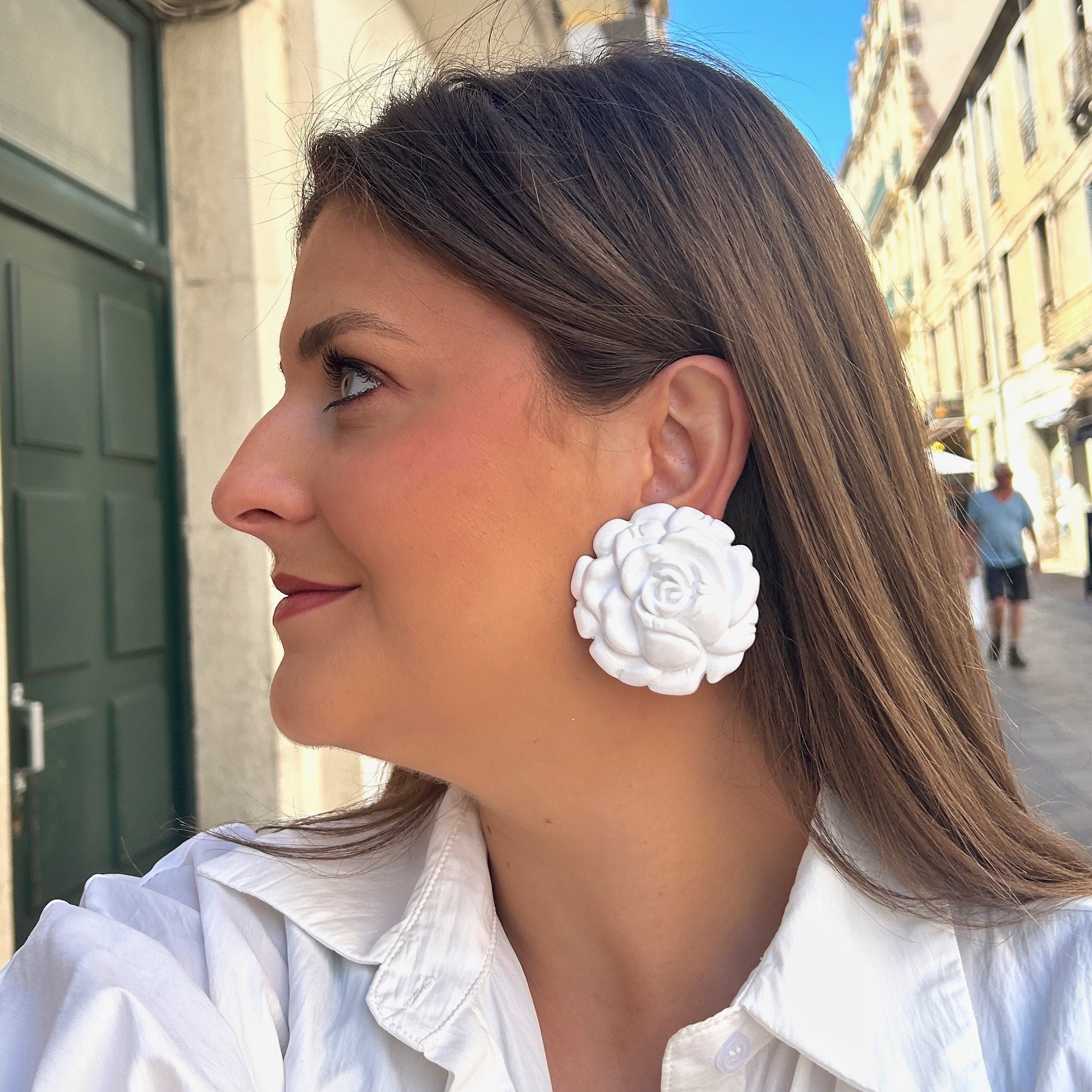Boucles Rainball Fleur Blanche Francine Bramli Paris en forme de rose blanche sculptée XXL