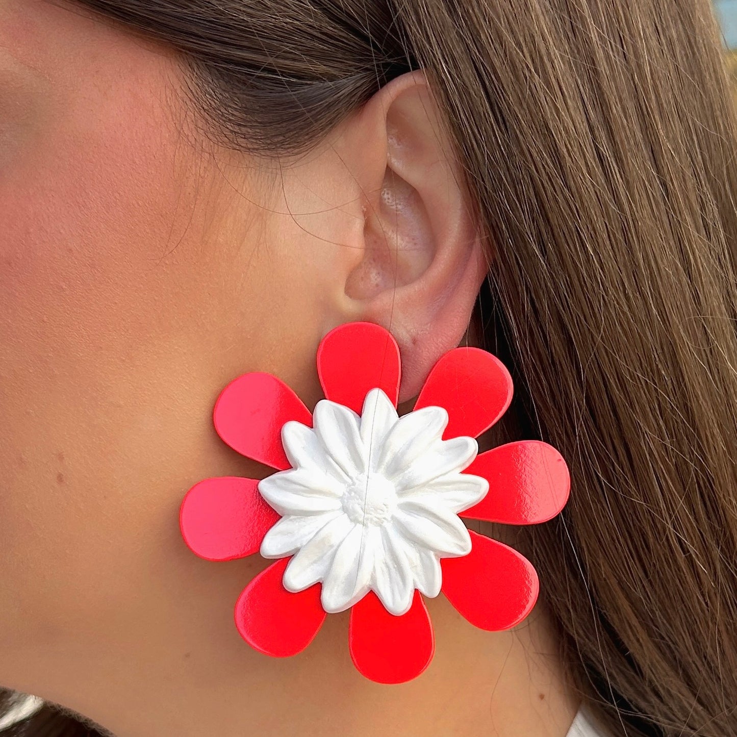 Boucles fleur rouge et blanche Francine Bramli Paris résine