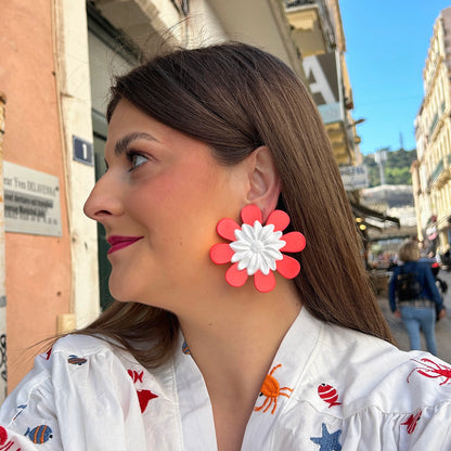 Boucles Rainball Fleur rouge portées Francine Bramli Paris