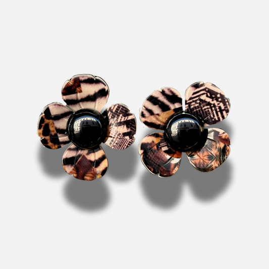 Boucles Rainball Fleur Safari Francine Bramli Paris fleur noire beige et ivoire en résine graphique