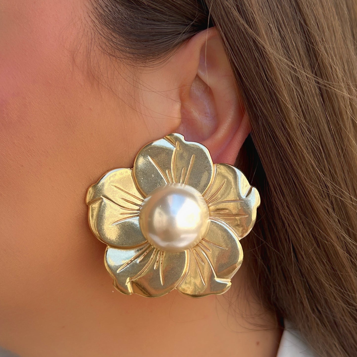 Boucles Rainball Flower Perles Francine Bramli Paris en forme de fleur dorée sculptée avec grande perle nacrée centrale.