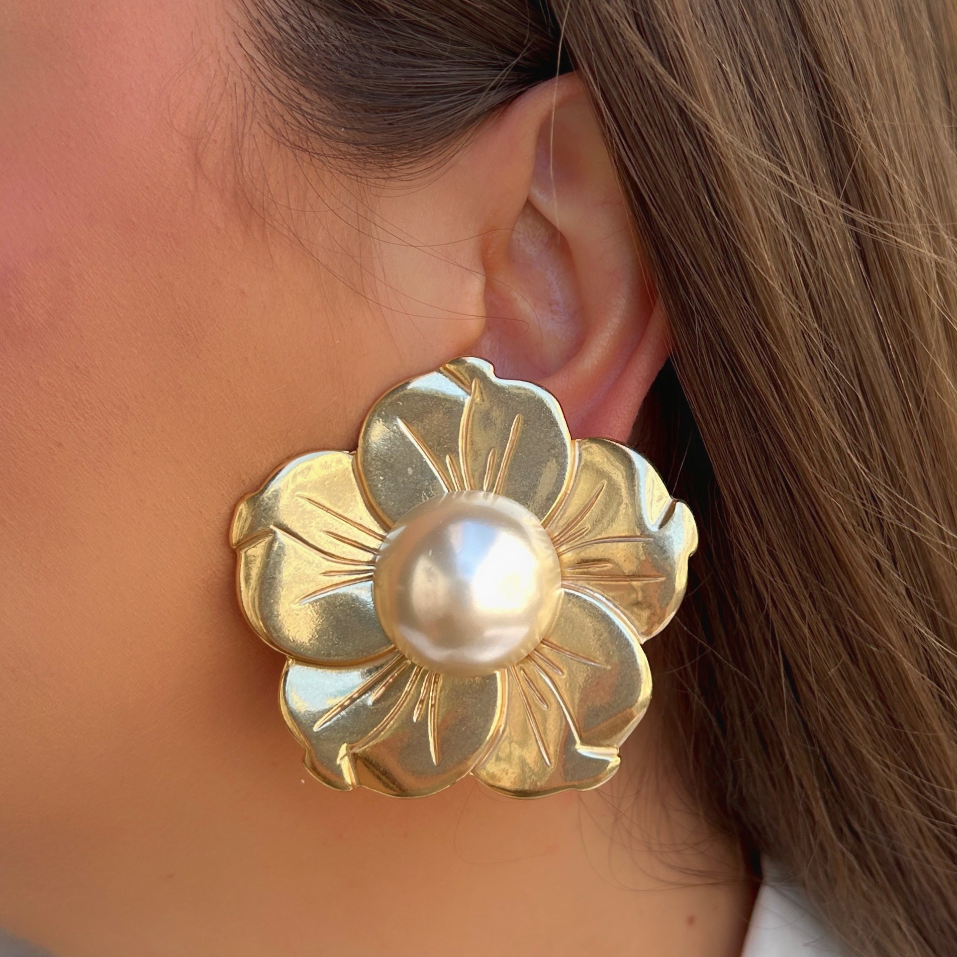Boucles Rainball Flower Perles Francine Bramli Paris en forme de fleur dorée sculptée avec grande perle nacrée centrale.
