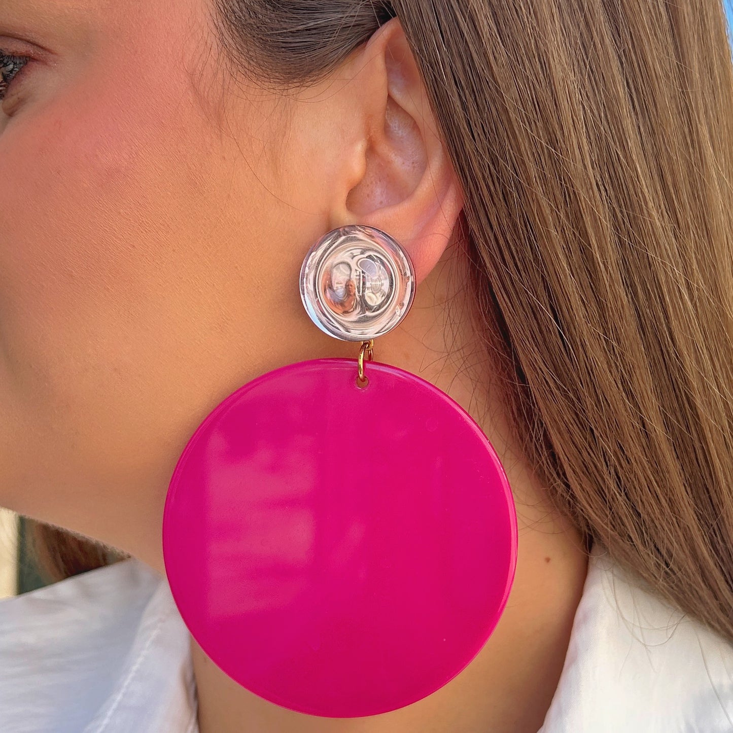 Boucles Rainball Fuchsia Francine Bramli Paris avec grand disque rose fuchsia brillant et attache argentée effet miroir.