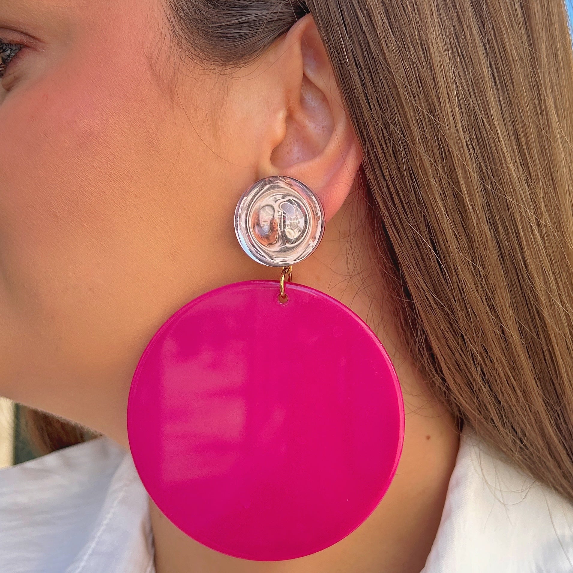 Boucles Rainball Fuchsia Francine Bramli Paris avec grand disque rose fuchsia brillant et attache argentée effet miroir.