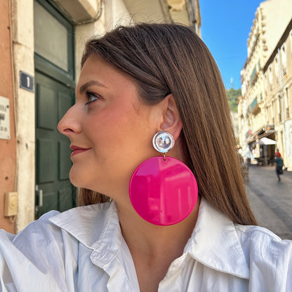 Boucles Rainball Fuchsia Francine Bramli Paris avec grand disque rose fuchsia brillant et attache argentée effet miroir.