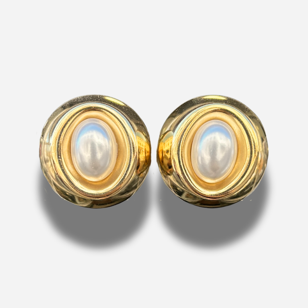 Boucles Rainball Gold Perles Francine Bramli Paris dorées avec cabochon nacré central et design rond élégant.