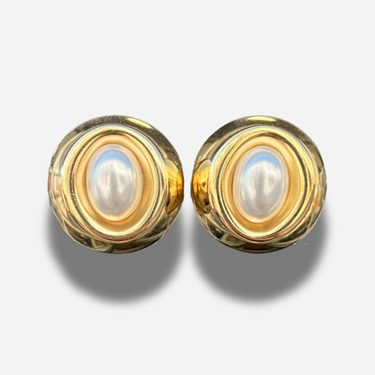 Boucles Rainball Gold Perles Francine Bramli Paris dorées avec cabochon nacré central et design rond élégant.