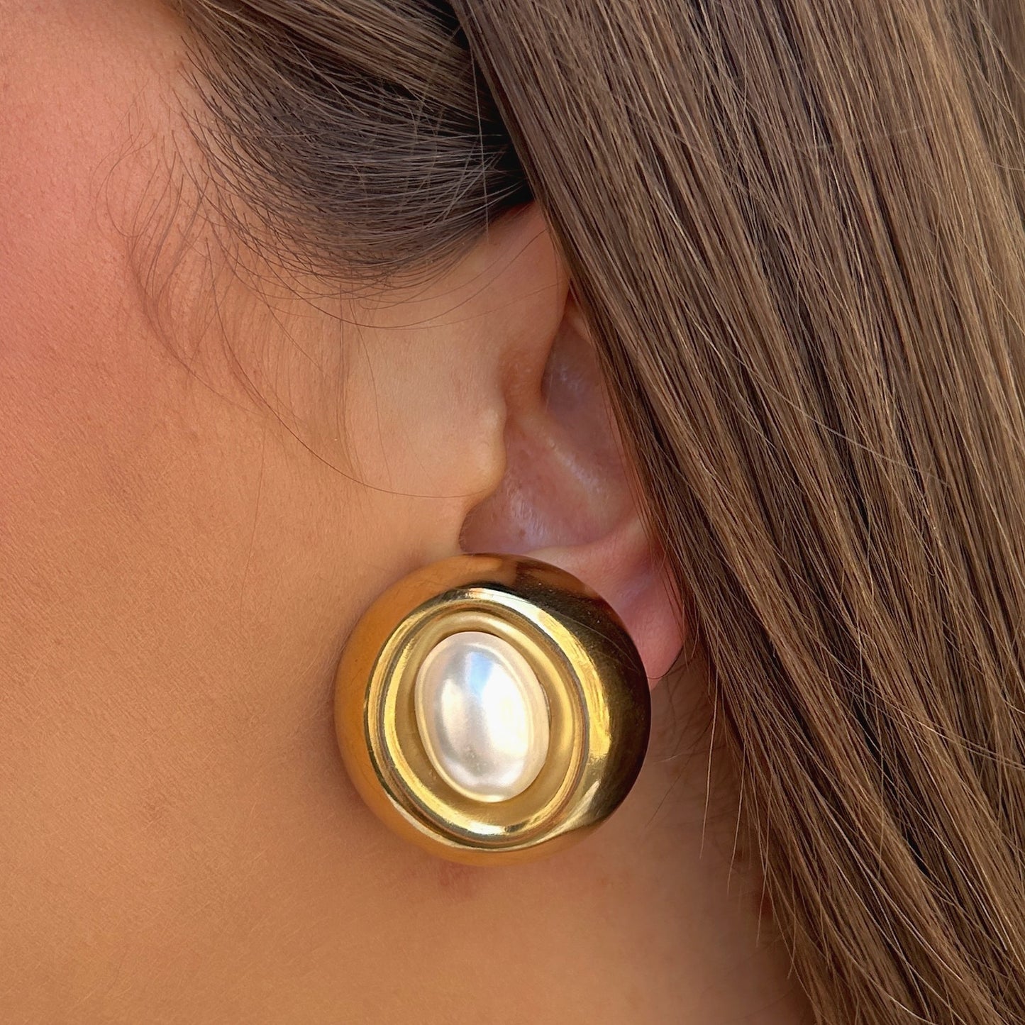 Boucles Rainball Gold Perles Francine Bramli Paris dorées avec cabochon nacré central et design rond élégant.