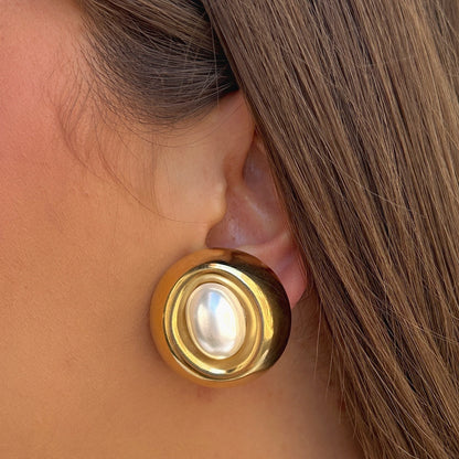 Boucles Rainball Gold Perles Francine Bramli Paris dorées avec cabochon nacré central et design rond élégant.