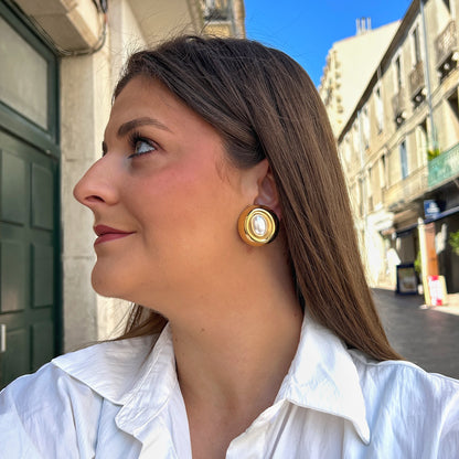 Boucles Rainball Gold Perles Francine Bramli Paris dorées avec cabochon nacré central et design rond élégant.