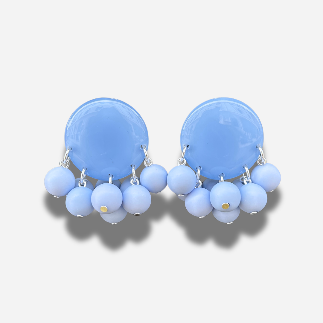 Boucles Rainball Grappe Bleu Lavande Francine Bramli Paris composées d’une pastille bleu pastel brillante entourée de perles rondes bleu lavande.