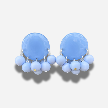 Boucles Rainball Grappe Bleu Lavande Francine Bramli Paris composées d’une pastille bleu pastel brillante entourée de perles rondes bleu lavande.