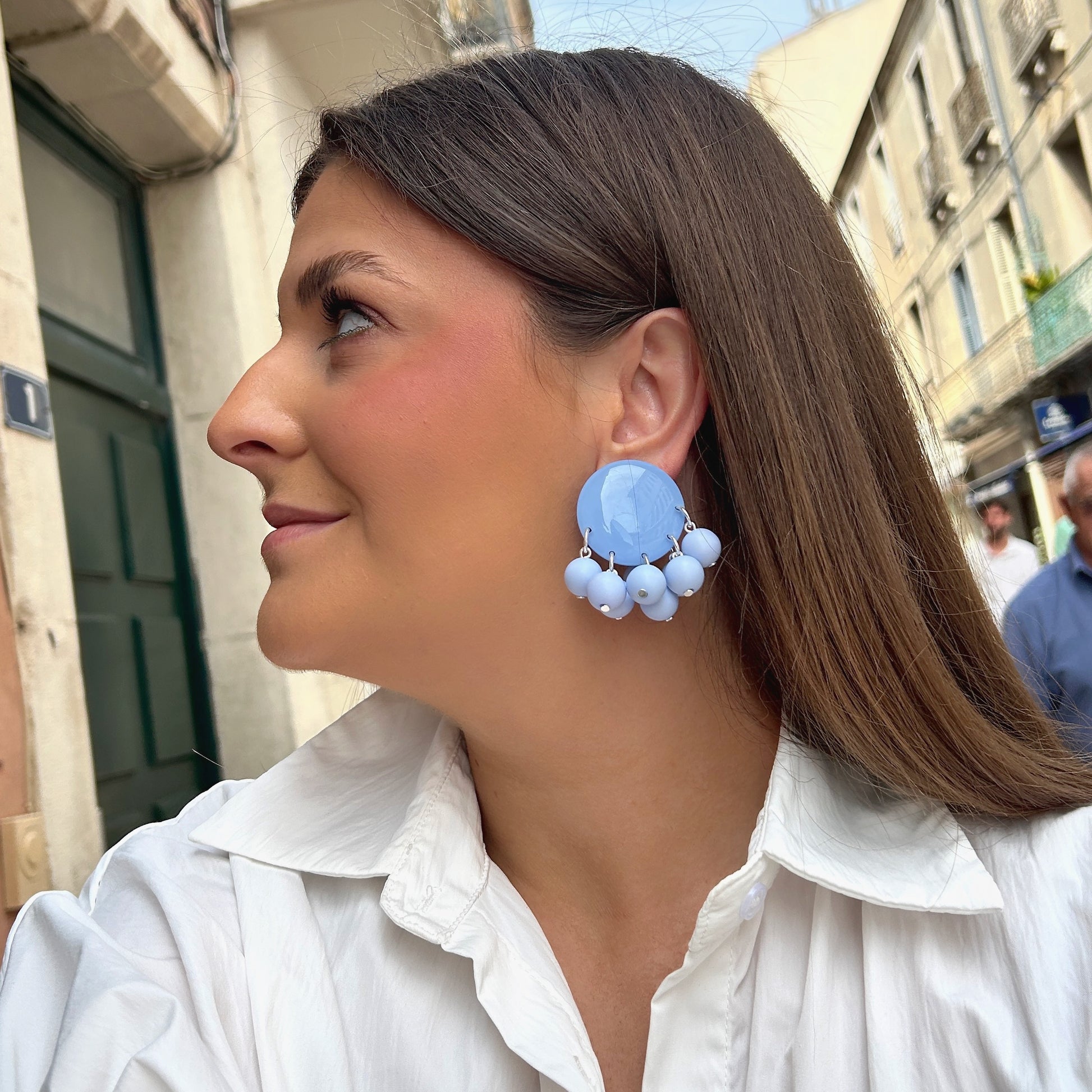 Boucles Rainball Grappe Bleu Lavande Francine Bramli Paris composées d’une pastille bleu pastel brillante entourée de perles rondes bleu lavande.