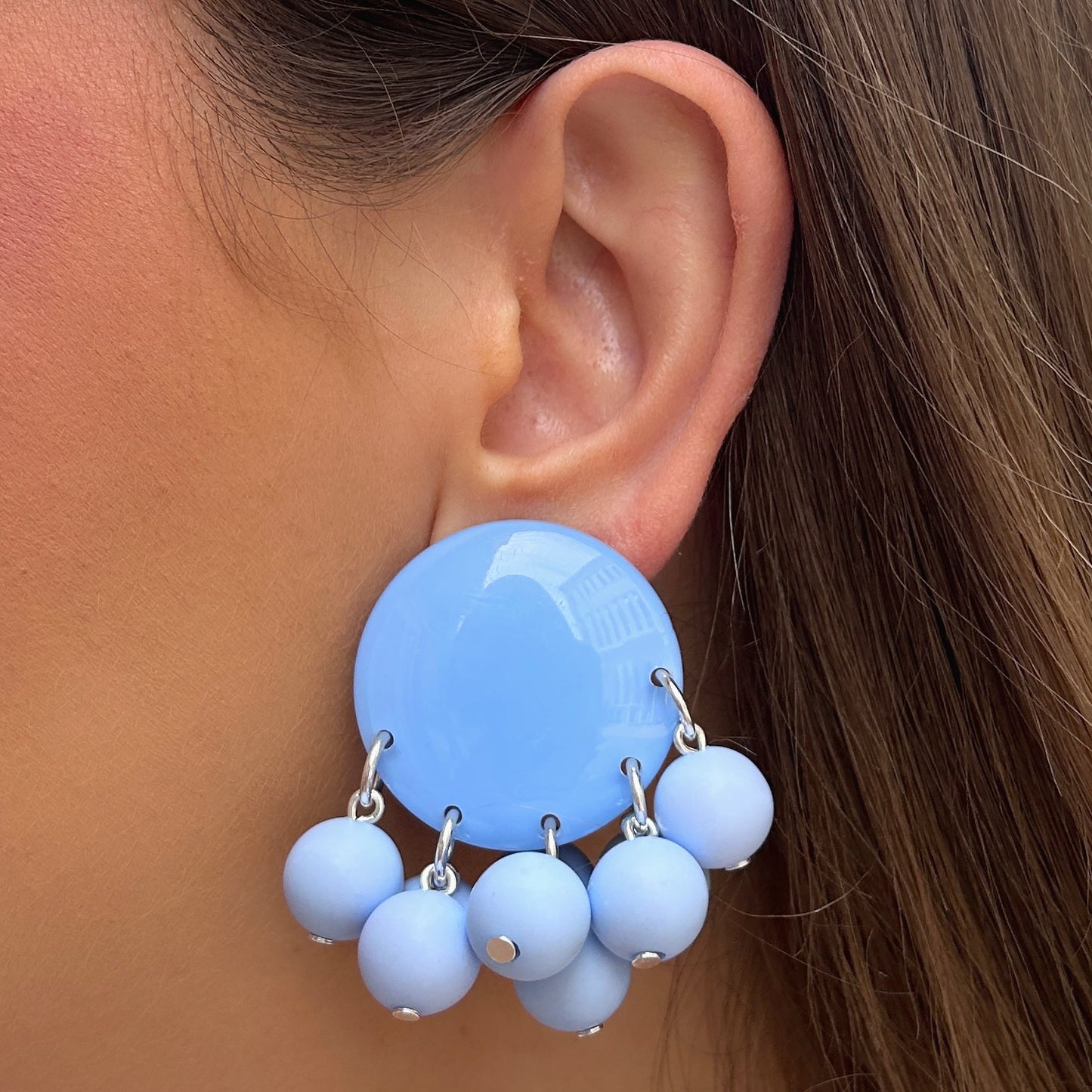 Boucles Rainball Grappe Bleu Lavande Francine Bramli Paris composées d’une pastille bleu pastel brillante entourée de perles rondes bleu lavande.
