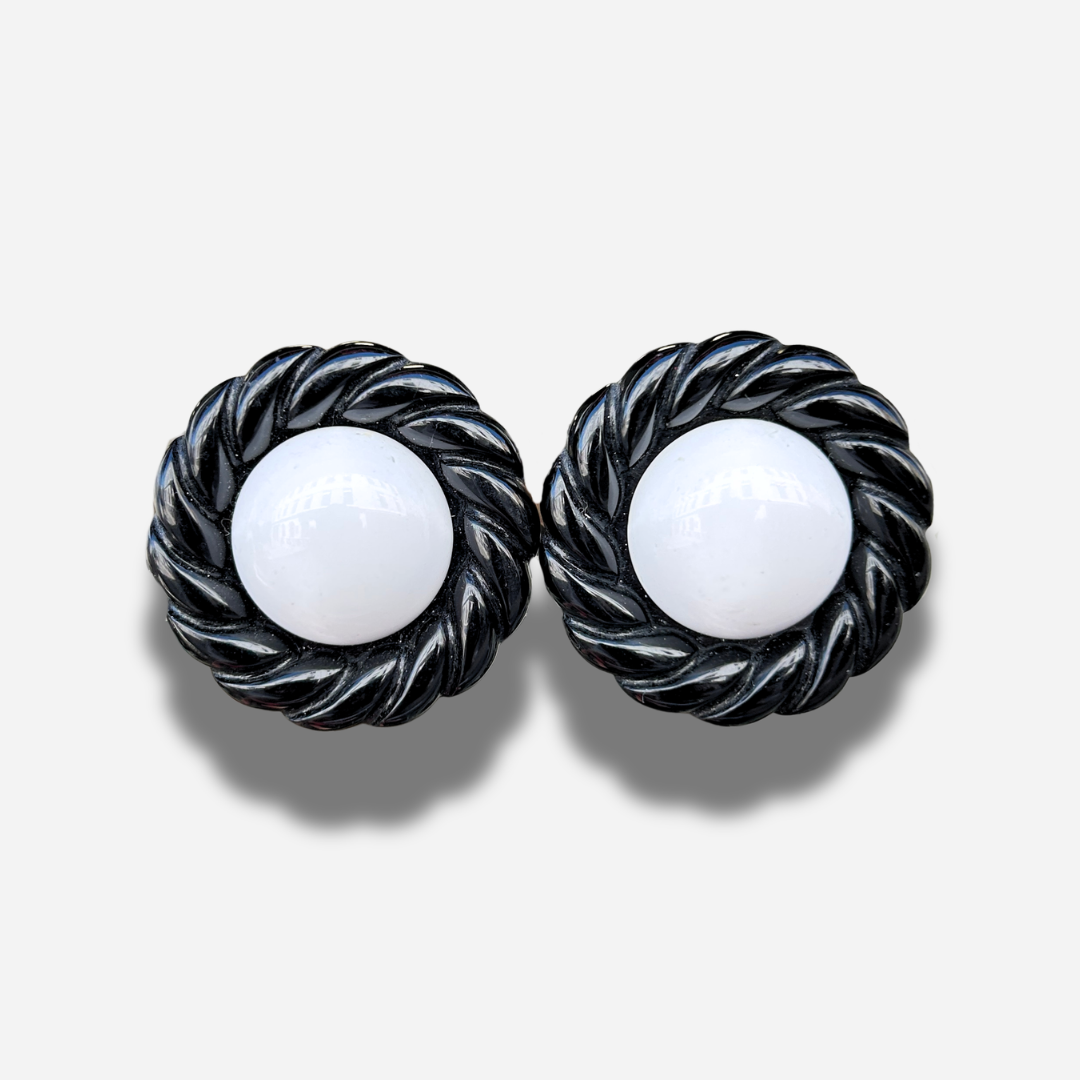 Boucles Rainball Hana noir blanc Francine Bramli Paris cabochon blanc contour noir