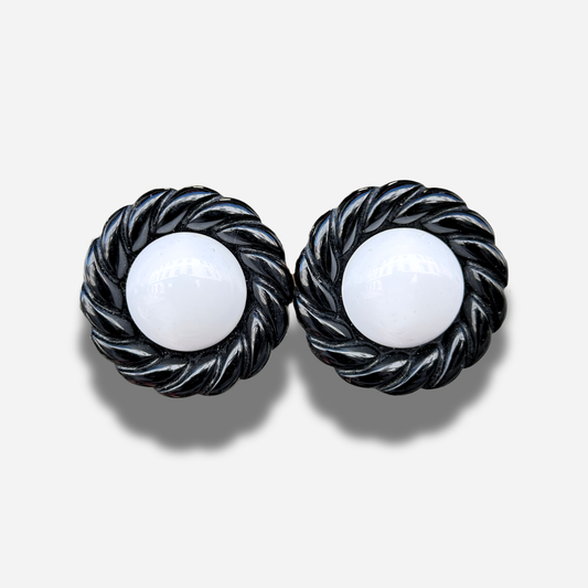 Boucles Rainball Hana noir blanc Francine Bramli Paris cabochon blanc contour noir