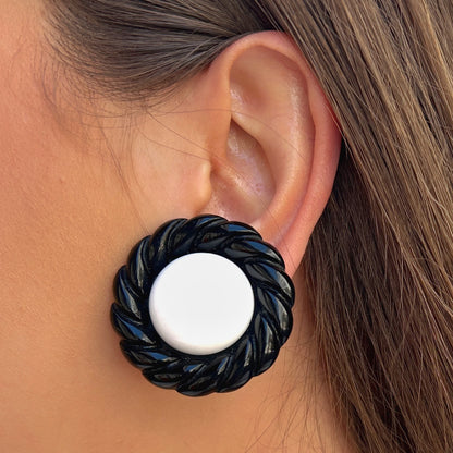 Boucles Rainball Hana noir blanc Francine Bramli Paris cabochon blanc contour noir