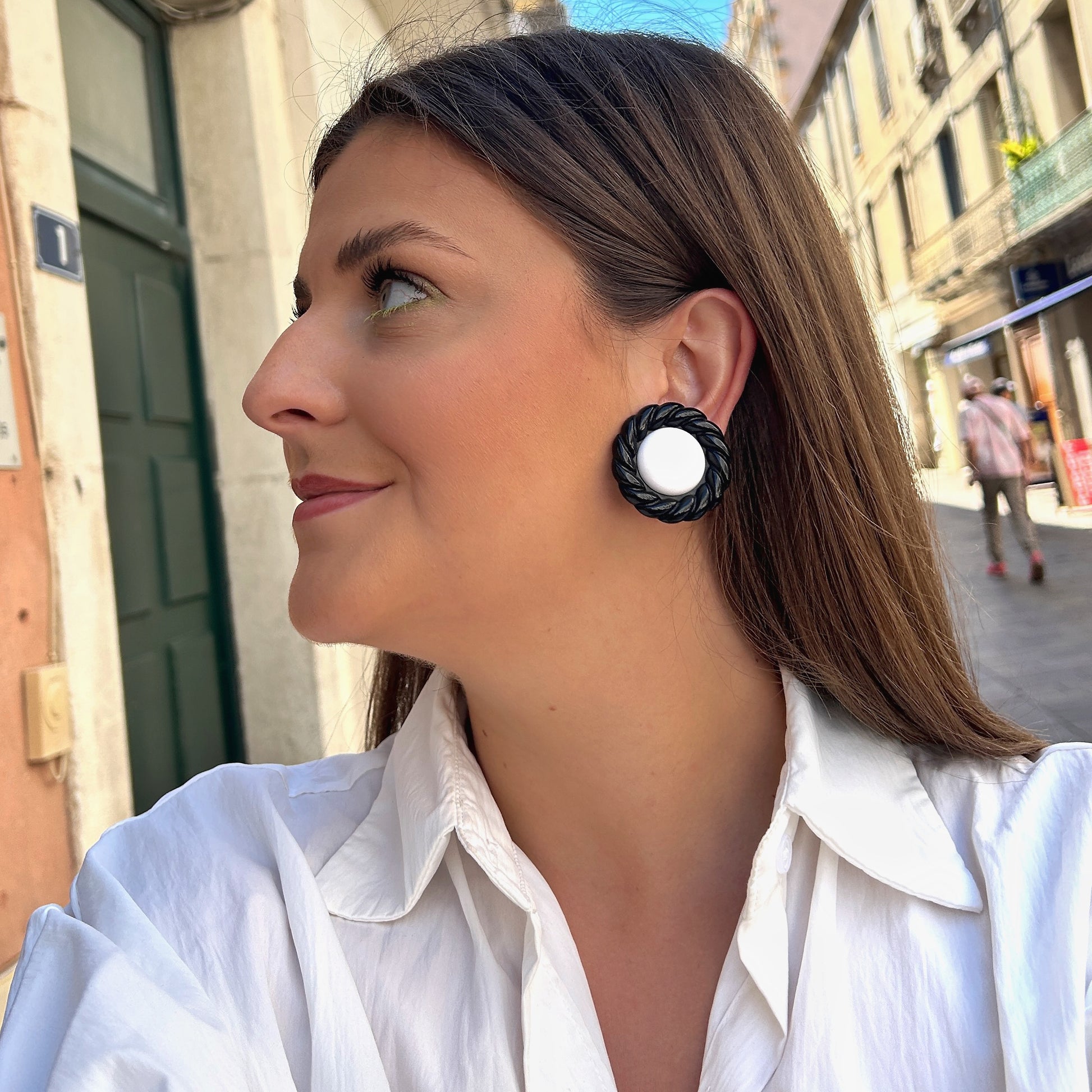 Boucles Rainball Hana noir blanc Francine Bramli Paris cabochon blanc contour noir