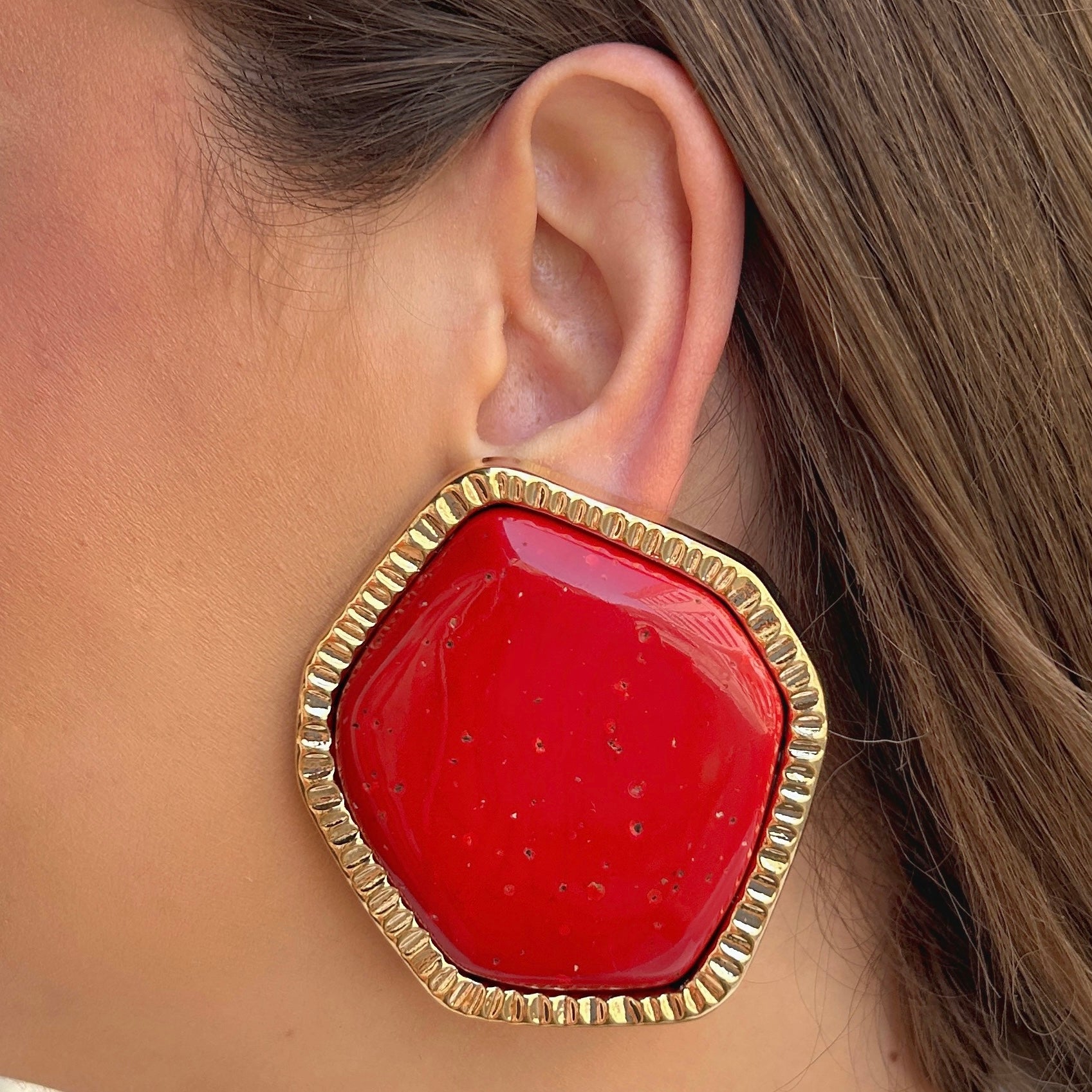 Boucles Rainball Hexagone Rouge Francine Bramli Paris portées