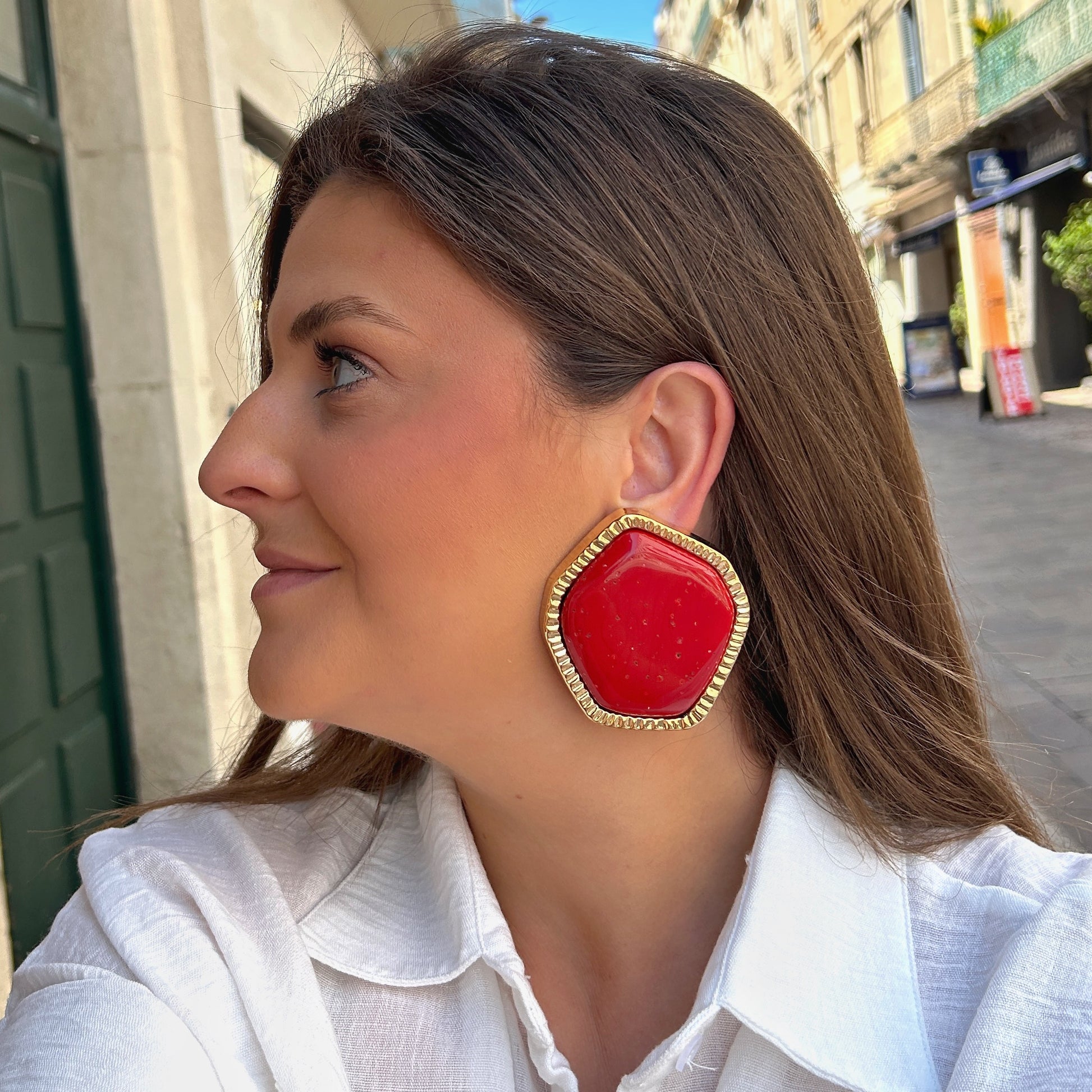 Boucles Rainball Hexagone Rouge Francine Bramli Paris portées