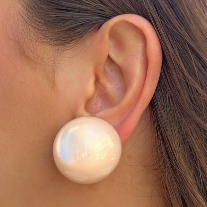 Boucles Rainball Irisée Beige Francine Bramli Paris à clip en résine nacrée