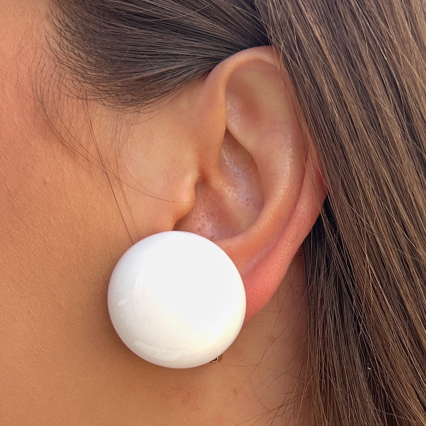 Boucles Rainball Irisée Blanc Francine Bramli Paris en résine blanche nacrée aux reflets irisés et forme ronde.