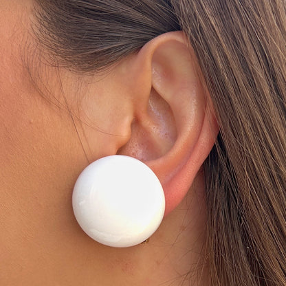 Boucles Rainball Irisée Blanc Francine Bramli Paris en résine blanche nacrée aux reflets irisés et forme ronde.