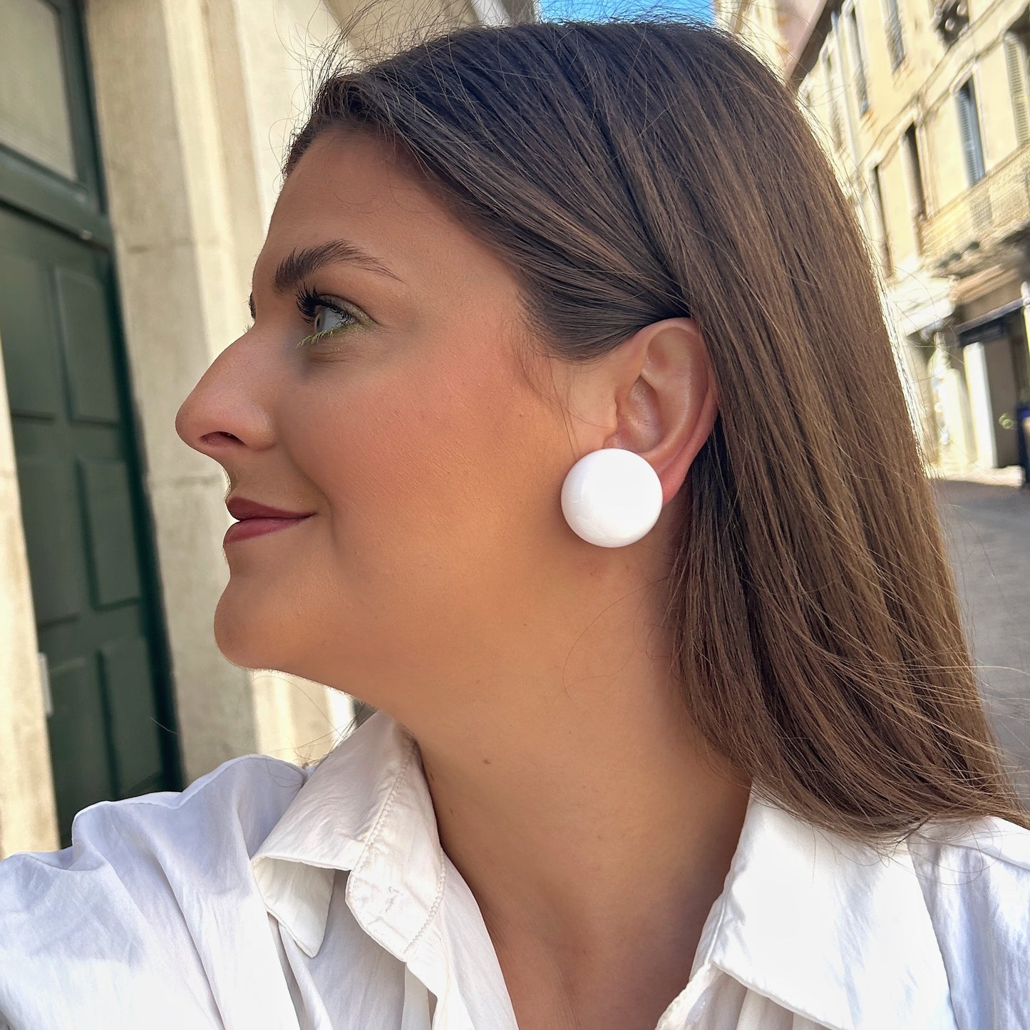 Boucles Rainball Irisée Blanc Francine Bramli Paris en résine blanche nacrée aux reflets irisés et forme ronde.