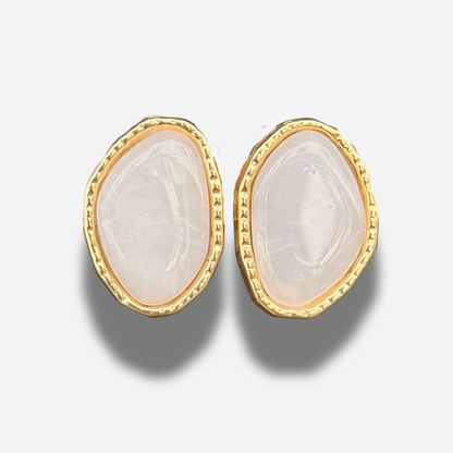 Boucles Rainball Maya Francine Bramli Paris en résine blanc nacré avec contour doré chez Divinity Sète
