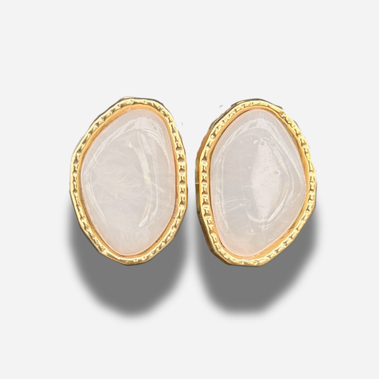 Boucles Rainball Maya Francine Bramli Paris en résine blanc nacré avec contour doré chez Divinity Sète