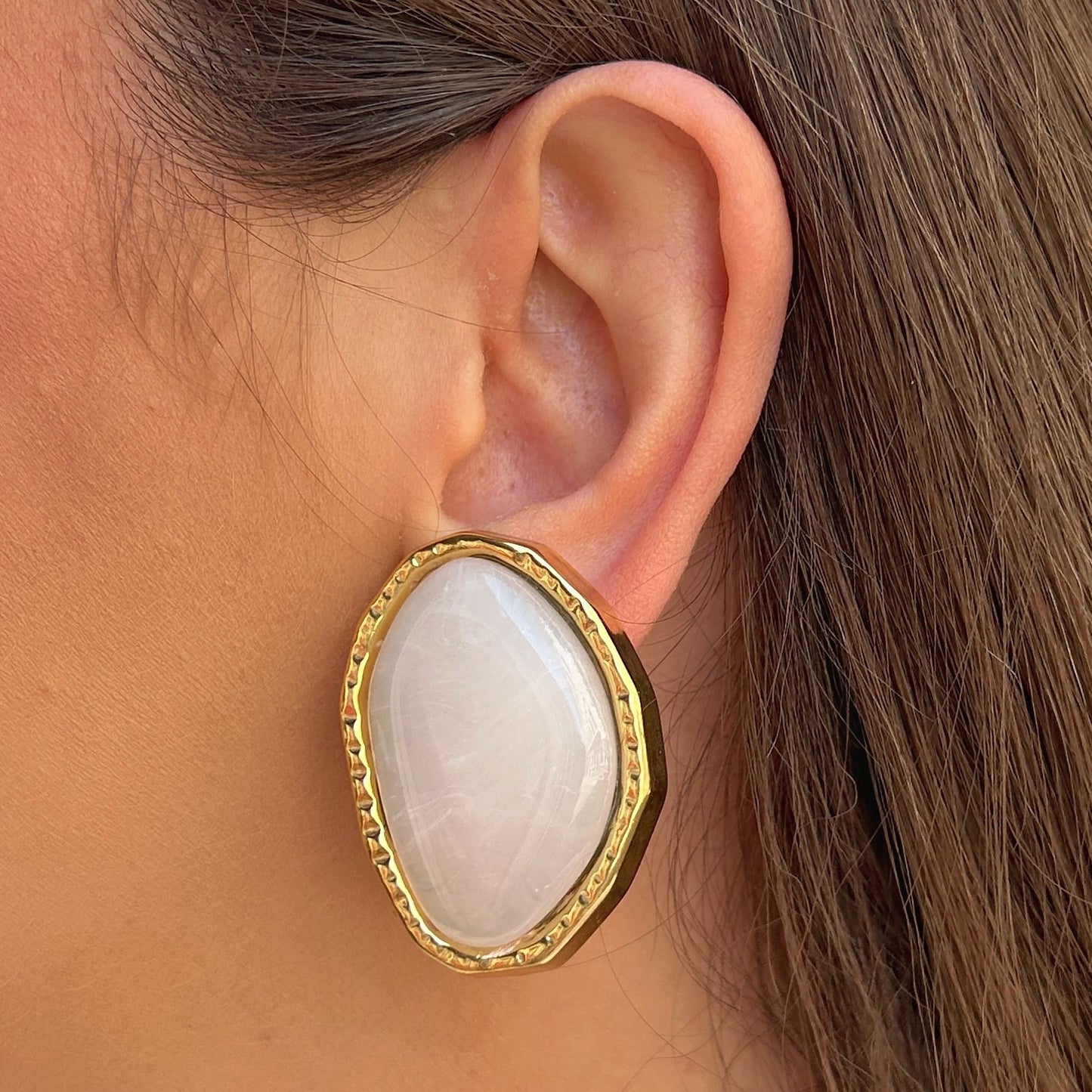 Boucles Rainball Maya Francine Bramli Paris en résine blanc nacré avec contour doré chez Divinity Sète