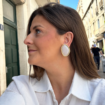 Boucles Rainball Maya Francine Bramli Paris en résine blanc nacré avec contour doré chez Divinity Sète