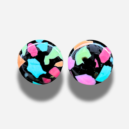 Boucles Rainball Multi Francine Bramli Paris en résine noire avec éclats multicolores rose turquoise vert et corail.