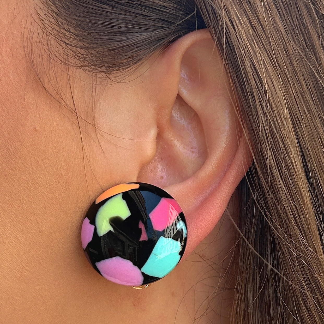 Boucles Rainball Multi Francine Bramli Paris en résine noire avec éclats multicolores rose turquoise vert et corail.