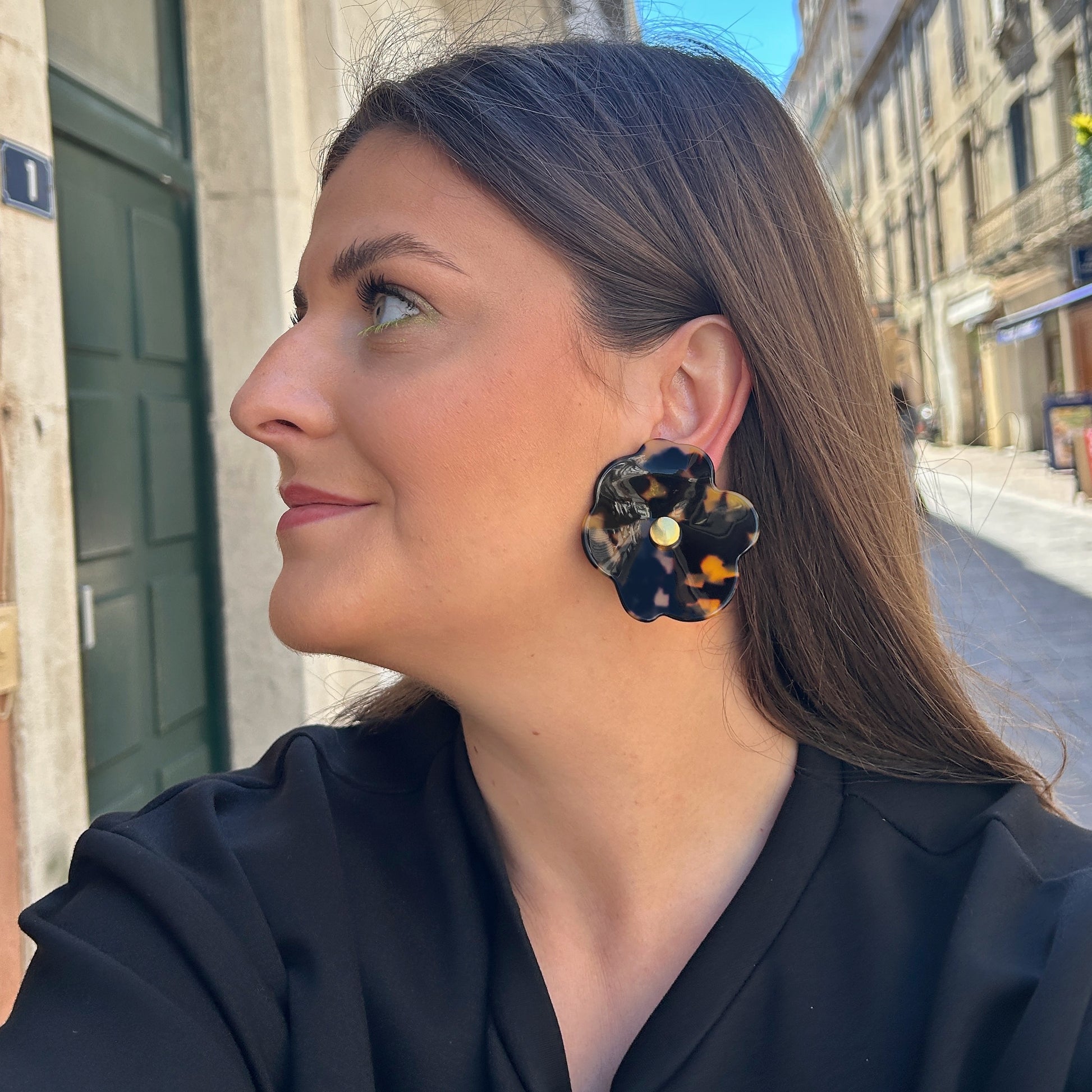 Boucles Rainball Narcisse Écaille Tokyo Francine Bramli Paris en résine fleur écaille chez Divinity Sète