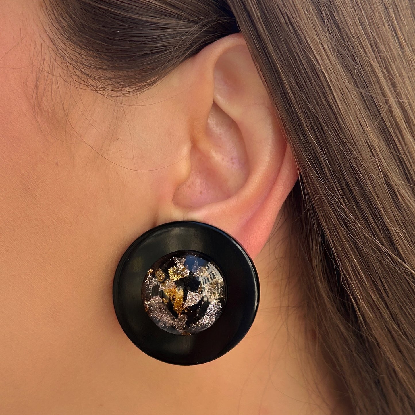 Boucles Rainball Noir Glitter Francine Bramli Paris en résine noire avec centre pailleté doré et argenté