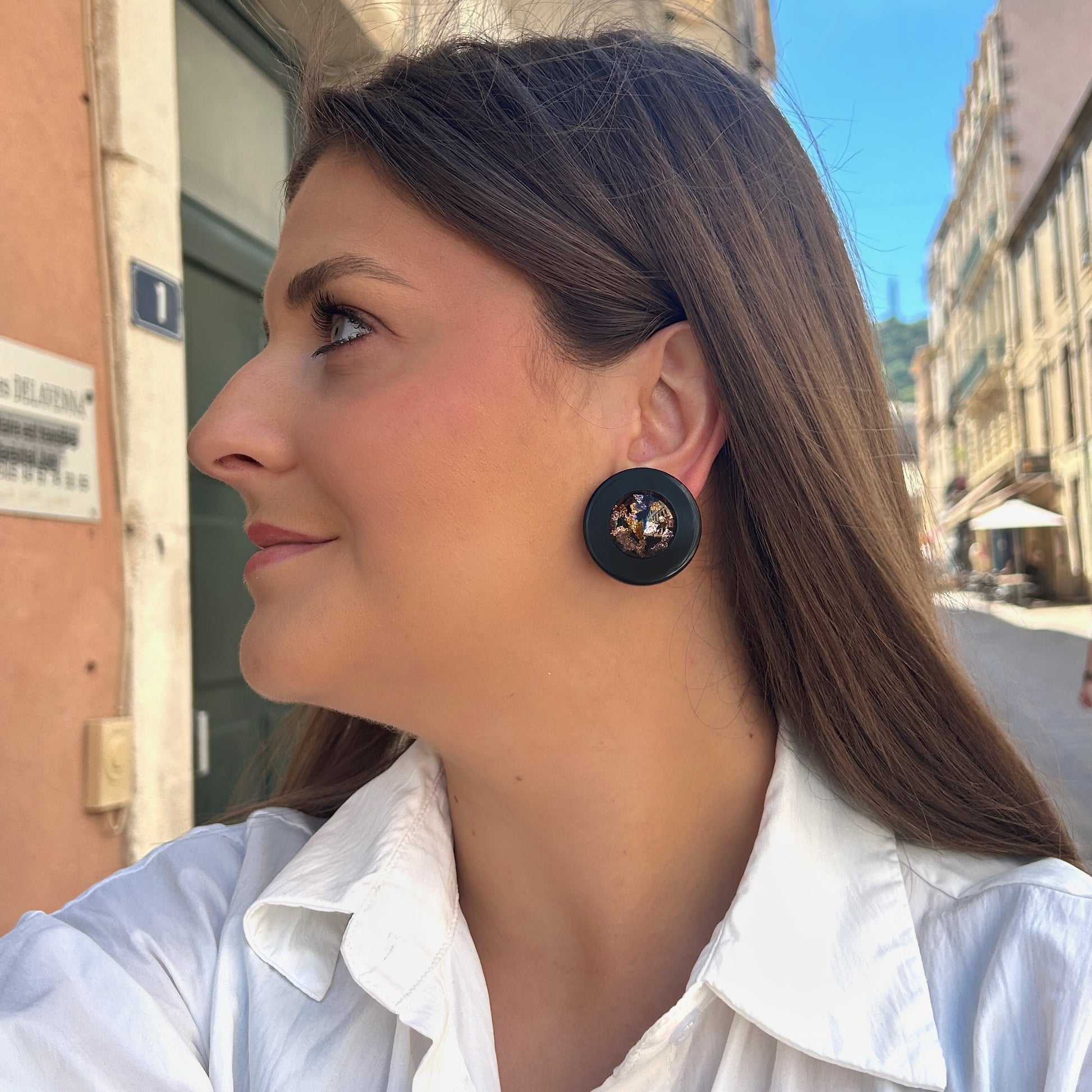 Boucles Rainball Noir Glitter Francine Bramli Paris en résine noire avec centre pailleté doré et argenté