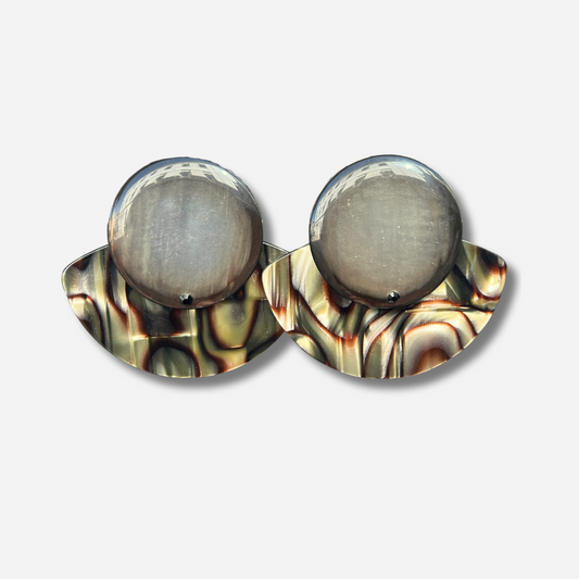 Boucles Rainball Onyx Kaki Francine Bramli Paris en résine marbrée kaki, ivoire et brun