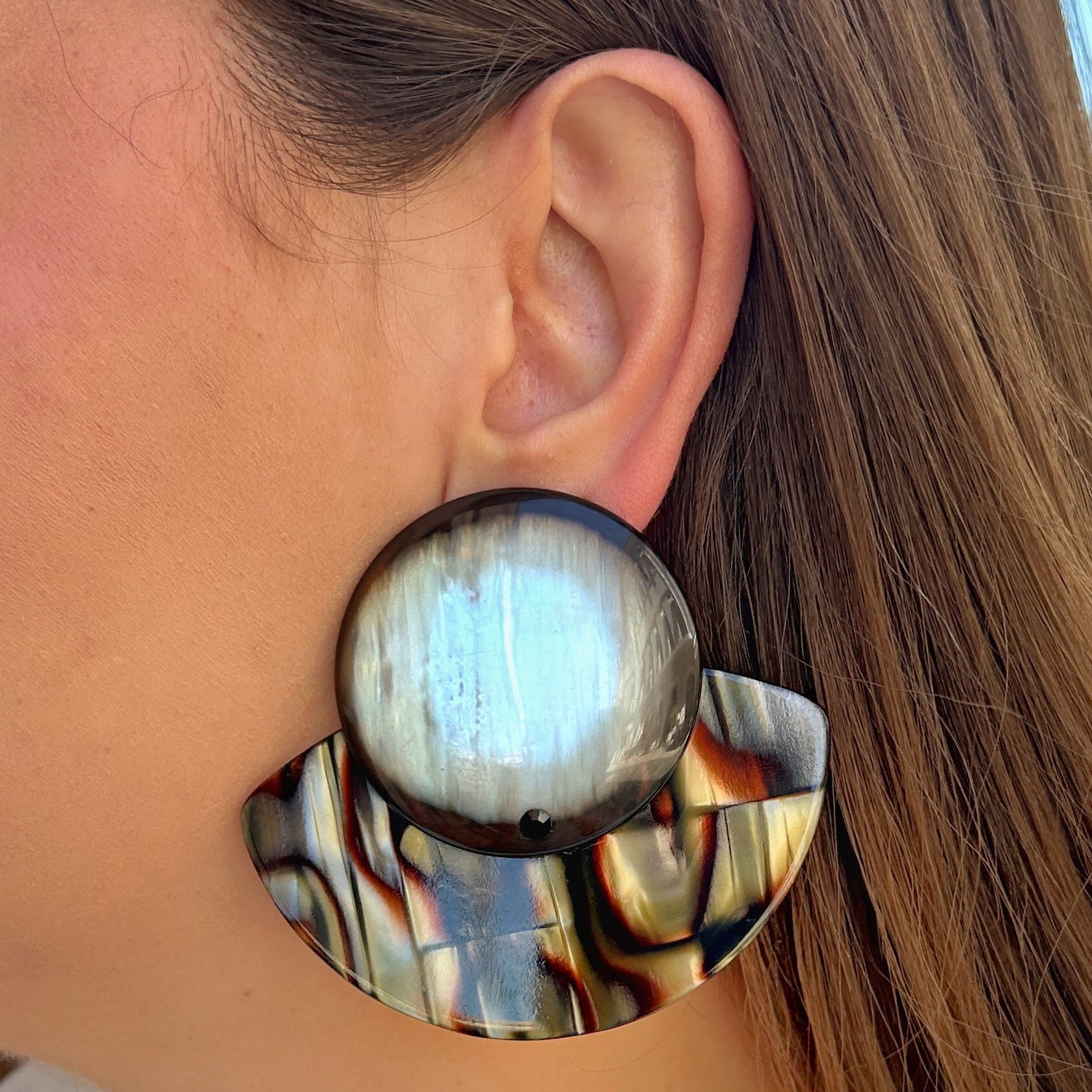 Boucles Rainball Onyx Kaki Francine Bramli Paris en résine marbrée kaki, ivoire et brun