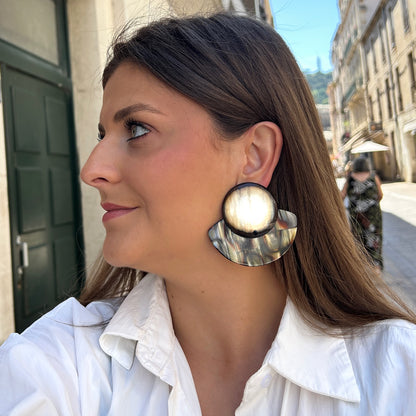 Boucles Rainball Onyx Kaki Francine Bramli Paris en résine marbrée kaki, ivoire et brun