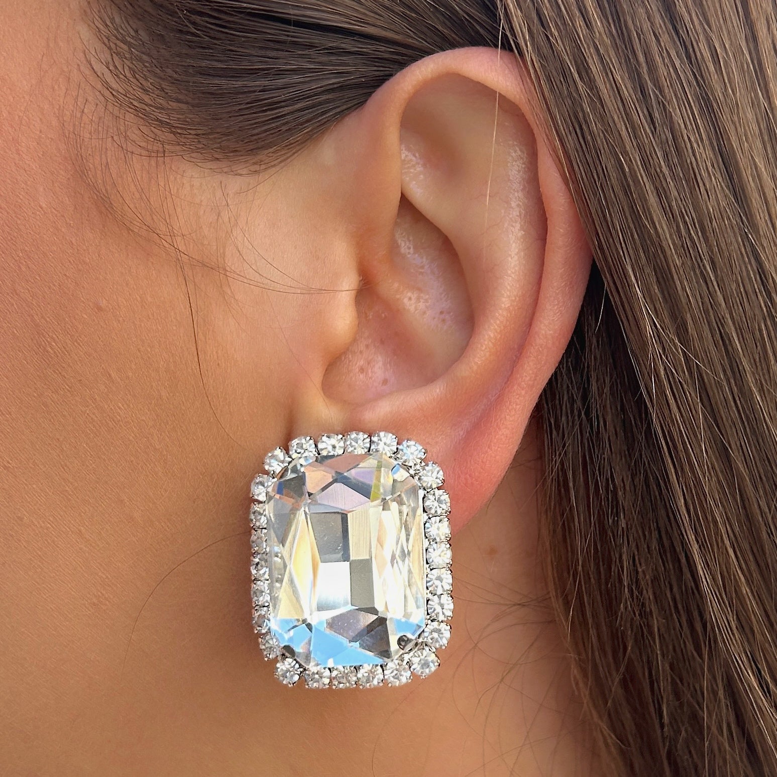 Boucles Rainball Princesse Francine Bramli Paris avec grand cristal rectangulaire transparent facetté et contour de strass argentés.