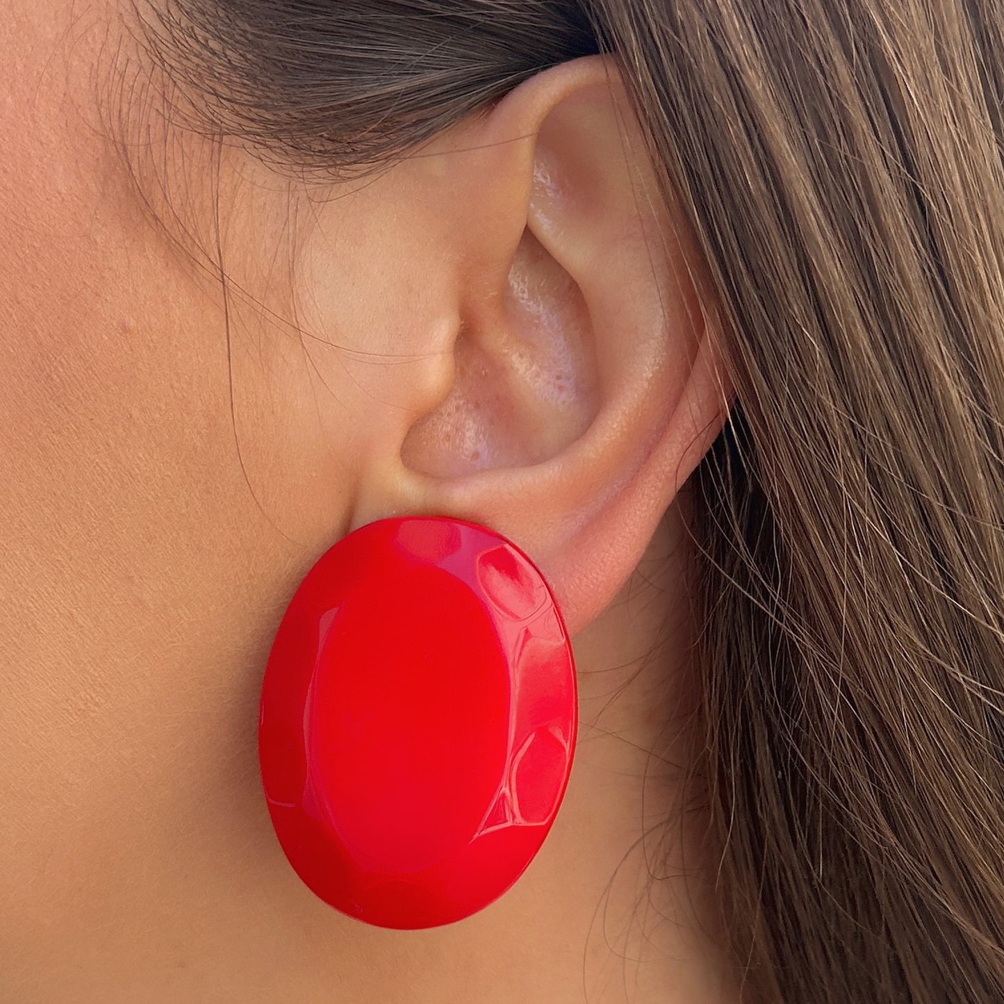 Boucles Rainball Rouge Francine Bramli Paris en résine rouge brillante forme ovale