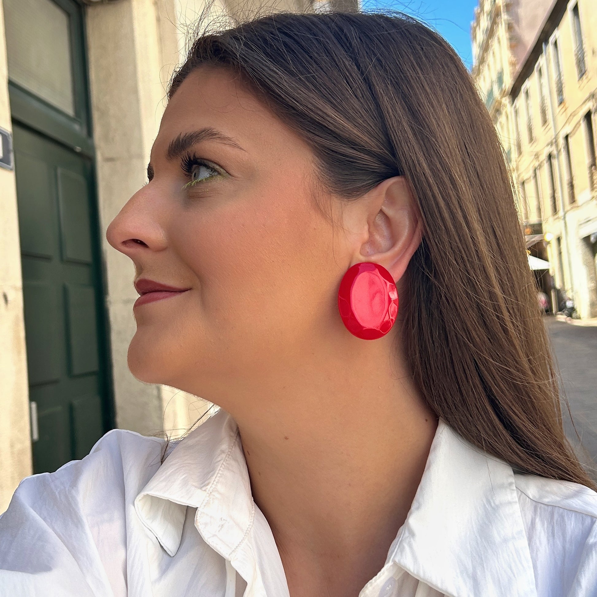 Boucles Rainball Rouge Francine Bramli Paris en résine rouge brillante forme ovale