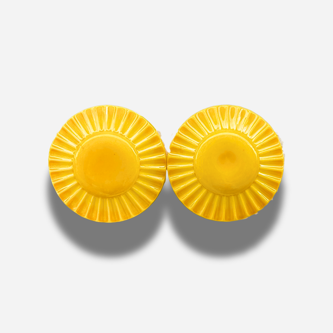 Boucles Rainball Soleil Jaune Francine Bramli Paris en résine jaune brillante avec motif soleil texturé et design rétro chic.