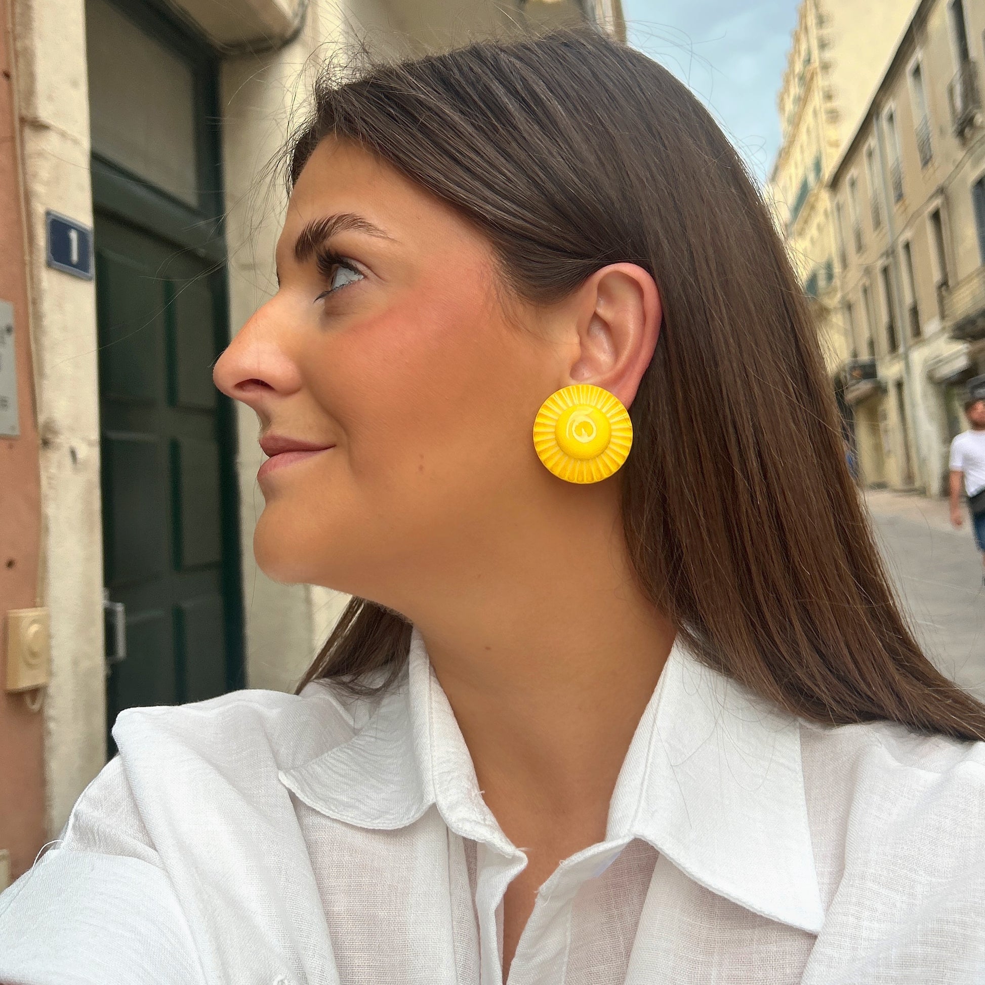 Boucles Rainball Soleil Jaune Francine Bramli Paris en résine jaune brillante avec motif soleil texturé et design rétro chic.
