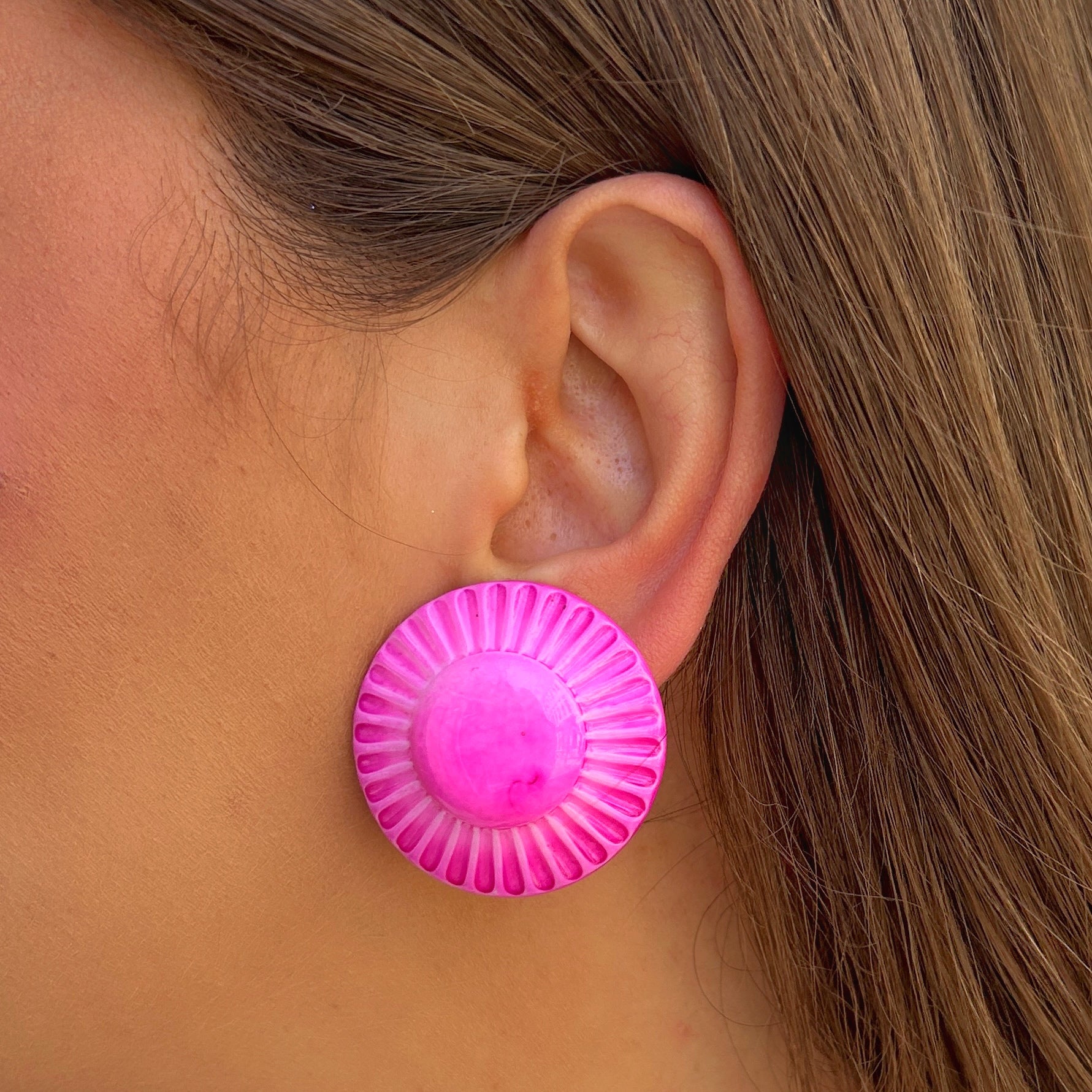 Boucles Rainball Soleil Rose Francine Bramli Paris en résine rose fuchsia effet soleil graphique