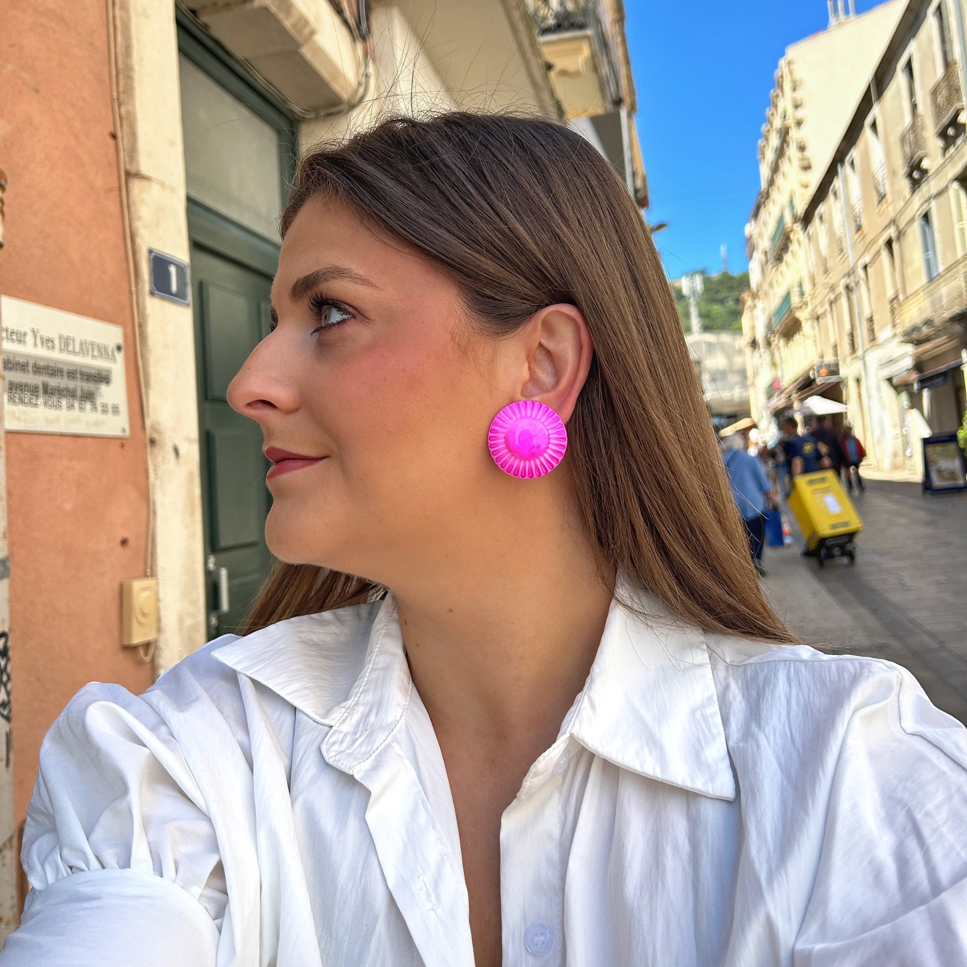 Boucles Rainball Soleil Rose Francine Bramli Paris en résine rose fuchsia effet soleil graphique